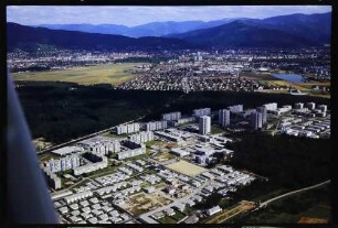 Freiburg: Freiburg, Landwasser mit Stadt und Schwarzwald, nahe, Ausschnitt