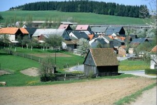 Dorfansicht, vorn Scheune
