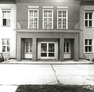 Cottbus, Käthe-Kollwitz-Straße 1-6. Hotelkomplex "Branitz", Wohngebäude (ehemalige Gendarmeriekaserne, um 1935)
