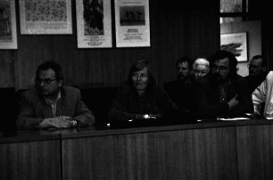 3. Stormarner Kulturforum: Podiumsdiskussion im Kreistagssitzungssaal am 22. Mai 1996: Podium, dahinter Plakate von Kunstausstellungen im Kreis Stormarn: Publikum