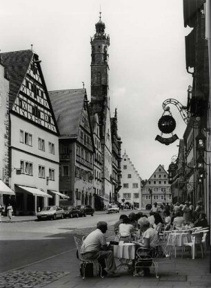 Rothenburg o. T. , die Herrengasse mit dem Rathaus