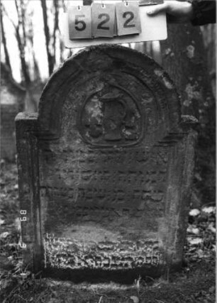 Grabstein 522 (Index: 99752957) Material: Sandstein Zustand: beschädigt/verwittert mit Textverlust Maße HxBxT: 99x64x11 cm Beschreibung: Stele, eingezogener Rundbogenabschluß, Schriftfeld eingetieft Symbolik: Levitenkanne: Grabstein 522