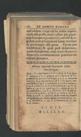 Errata typorum benevolus lector ita corrigat.