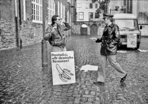 Bielefeld, Fußgängerzone Klosterplatz. Wahlkampfauftritt der rechtsextremen Partei DVU zur Europawahl, hier: satirischer Protest gegen die DVU mit den Mitteln der DVU
