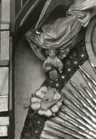 Friedrichsruhe-Frauenmark. Dorfkirche. Turmeingang. Flügelaltar. Holz, geschnitzt, farbig gefaßt, vergoldet. E. 15. Jh. Detail: Musizierender Engel