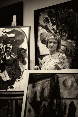 SABINE SACHS IN IHREM ATELIER
