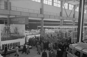Messebesucher in der ungarischen und polnischen Ausstellungshalle, Produktpräsentation unter anderem Fahrzeuge/Busse und Maschinen zur Metallbearbeitung
