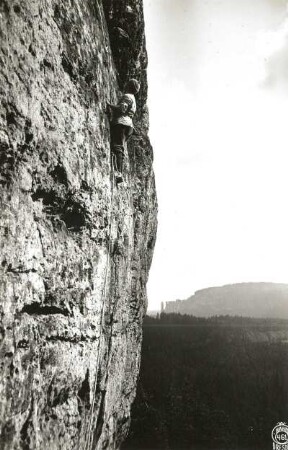 Sächsische Schweiz, Schrammsteine. Falkenstein. Seilschaft Ullrich im Südriß (VIIa). Blick zum Langen Horn