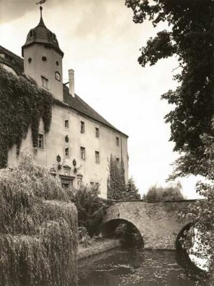 Zschorna. Wasserschloss (1537). Südostseite mit Wassergraben und Brücke