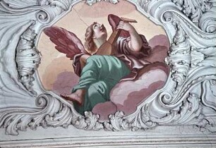 Innendekoration der Schlosskapelle — Deckendekoration der Schlosskapelle — Musizierende Engel oberhalb der Nordempore — Engel mit Gitarre