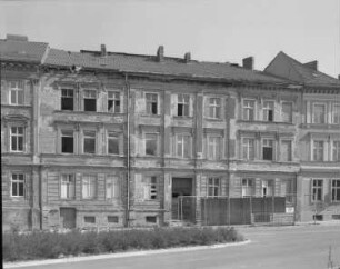 Plauen. Wohnhaus. Straßenansicht (Aufnahme während ruinösem Zustand)