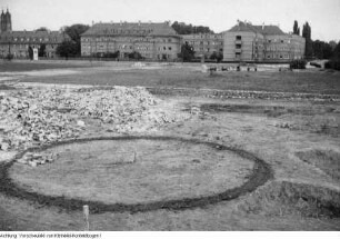 Dresden, Strehlen, Sportplatz, Radrennen Internationale Friedensfahrt, Donath-Ausstellung (Produkte der Obstkelterei Donath, ab 1950 VEB Lockwitzgrund), Oktober 1951