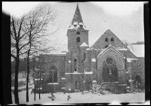 Montaigu (Dep. Aisne, Frankreich): Kirche im Schnee (Westportal)