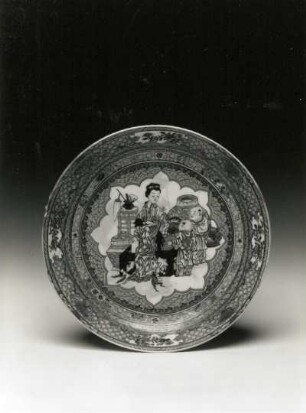 Schale mit Frau und zwei Kindern (China, M. 18. Jh.; Porzellan; Aufglasurmalerei; Höhe 3,5 cm; Durchmesser 20,6 cm; Staatliche Kunstsammlungen Dresden (SKD)
