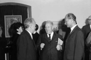 Freiburg: Augustinermuseum, Reinhold-Schneider-Preis, in der Ausstellung, [Rudolf] Riester, Regierungspräsident Dichtel, Oberbürgermeister Dr. Keidel