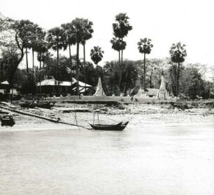 Burma (Birma). Gedenkstätte mit Pagoden am Rangun-Fluß