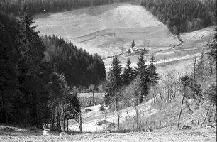 Höllental: Blick von der oberen Kurve auf drei Straßen (mit drei Autos)