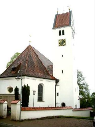 Ansicht von Ostnordosten mit Kirche (Kirchturm im Kern Gotisch-Glockenstube mit Satteldach) über Kirchhofmauer