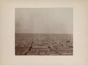 Blick über Diyarbakir : Blick vom Minarett der Ulu Cami (Große Moschee) über die Stadt Diyarbakir nach Osten. In der Bildmitte das Minarett der Ali-Pascha-Moschee.
