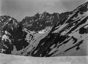 Berglandschaft : Blick über eine verschneite Berglandschaft in den Karwendeler Bergen.