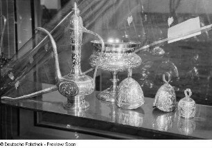 Ausstellungsvitrine mit Metallgefäßen auf der Leipziger Frühjahrsmesse