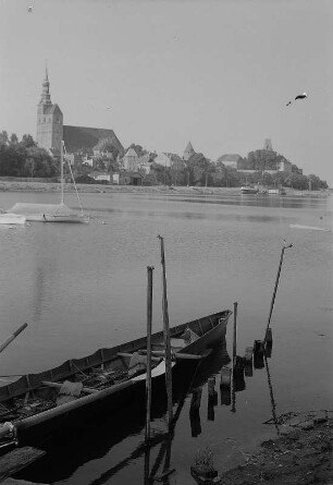 Tangermünde. Blick über die Elbe zur Altstadt mit St. Stephanskirche