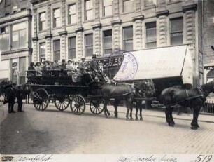 Edinburgh (Schottland). Touristen der Hapag in einer vierspännigen Kutsche bei einer Wagenfahrt durch die Stadt