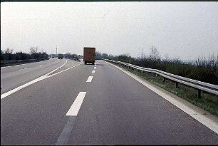 Einfahrt in Nebenfahrbahn West (Kaiserslautern Richtung Heilbronn) von Hauptfahrbahn West (Kaiserslautern Richtung Heilbronn)