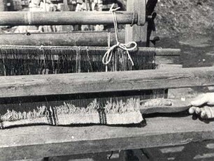 Weberei in Sabrodt, Arbeitstechnik : Handwerkstechniken - Weberhandwerk. Ort: Zabrod / Sabrodt. Umstecken des Weberschiffchens.