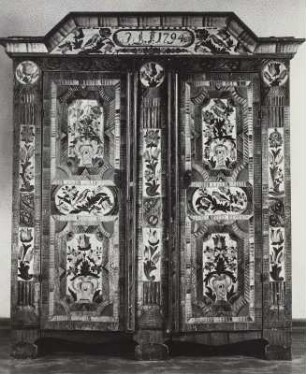 Doppeltüriger Kleiderschrank