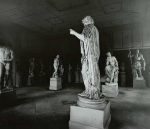 Dresden. Japanisches Palais. Saal 9, Antikensammlung, Saal der Ariadne, Raumgestaltung von Gottfried Semper