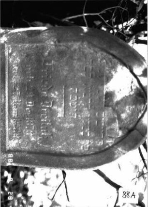 Grabstein 88 (Index: 100101308) Material: Sandstein Zustand: stark verwittert mit Textverlust Maße HxBxT: 69x40x12 cm Beschreibung: Stele, getreppter Sockel, Spitzbogenabschluß Besonderheit: Kindergrab: Grabstein 88A