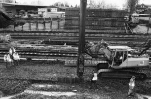 Neubau der Brücke Brückenstraße: im Vordergrund Bahngleise der Strecke Hamburg - Lübeck: dahinter Baustoffhandel