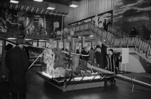 Messebesucher in der rumänischen Ausstellungshalle, Präsentation von Sportgeräten