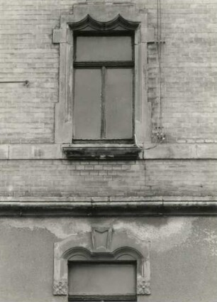 Chemnitz, Augustusburger Straße 177/Ecke Münchner Straße. Wohnhaus mit Laden (um 1900), Fenster (Erdgeschoß, 1. Obergeschoß)