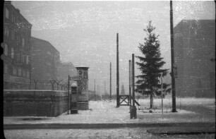 Verschneite Friedrichstraße Ecke Zimmerstraße mit Weihnachtsbaum