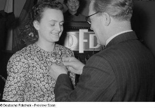 Verleihung von Auszeichnungen auf einer Veranstaltung zum Internationalen Frauentag