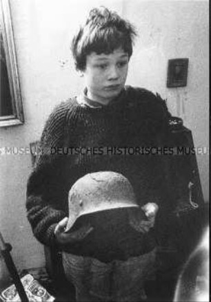 Worpsweder Junge mit gefundenem Stahlhelm
