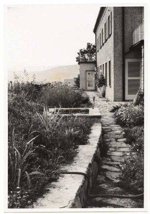 Garten Schindhelm, Kahla: Wohnhaus mit Wasserbecken und Trockenmauer