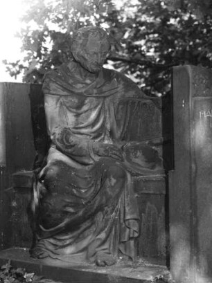 Grabmal für Martin Sitzmann (gestorben 1937). Sandstein, Zinkgußfigur. Detail: Sitzender Pilger. Dresden-Johannstadt, Trinitatisfriedhof