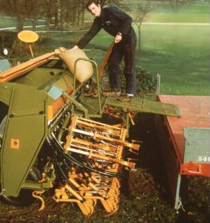 Fotografie: Sämaschine, Drillsaat, Kastendrillmaschine, Be- und Entladen