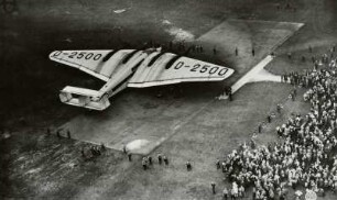 Viermotoriges Verkehrsflugzeug Junkers G38 der Lufthansa auf dem Flugplatz Dresden-Heller : Junkers Flugzeug- u. Motorenwerke, Dessau