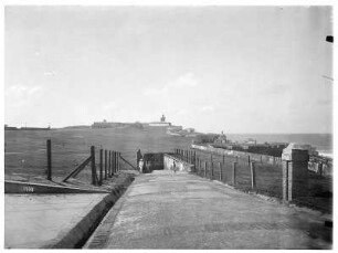 San Juan, Puerto Rico. Blick über in Tunnel mündende Straße auf die Festung San Felipe del Morro (16. Jh.)