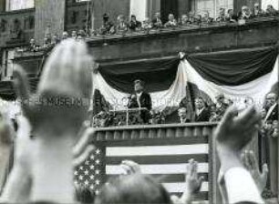 Der amerikanische Präsident John F. Kennedy spricht vor dem Schöneberger Rathaus