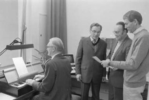 Glockenspiel im Karlsruher Rathaus. Überprüfung der Funktionstüchtigkeit durch den Glockensachverständigen Dr. Karl-Friedrich Waack aus Hannover