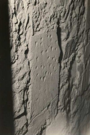 Wechselburg. Stiftskirche. Langhaus. Porphyrwerkstein der linken Wange der gotischen Orgelnische an der nördlichen Mittelschiffwand