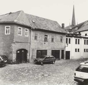 Stadtansicht mit Durchfahrtsgehöft gegen den Turm der Margarethenkirche