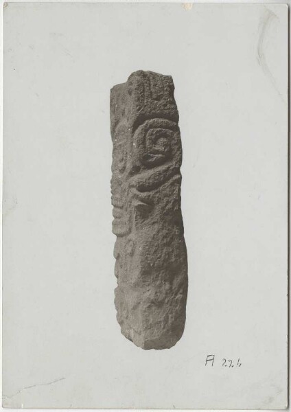 "Curieuse stèle (pas un fragment) de Tezontli avec divers symboles de la culture aztèque, -inexpliquée-. Hauteur 65 cm"