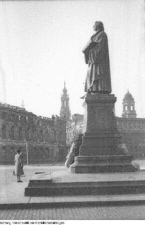 Dresden, Neumarkt, wieder aufgerichtetes Martin-Luther-Denkmal vor der Ruine der Frauenkirche, Februar 1955