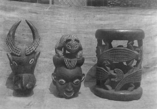 Zwei Masken aus Holz und ein Hocker, Kamerun